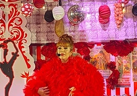 Yurena revoluciona la caseta Reinas con su actuación.