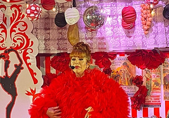 Yurena revoluciona la caseta Reinas con su actuación.