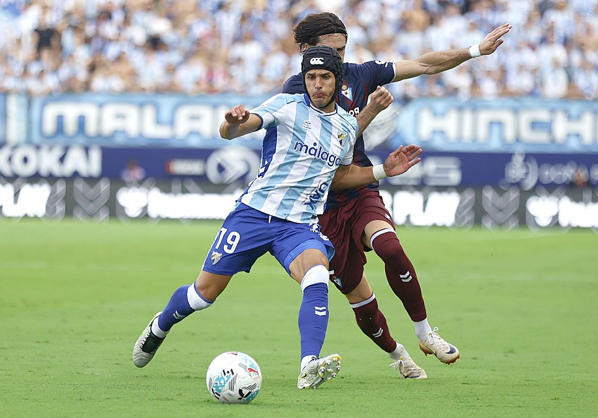 Luismi controla el balón durante el partido en el que cayó lesionado.