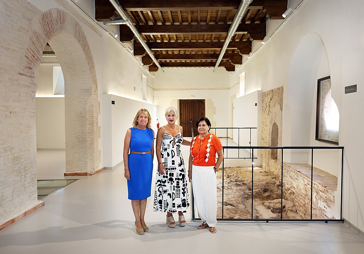 La alcaldesa, Ángeles Muñoz, junto a la consejera de Cultura y Deporte, Patricia del Pozo.