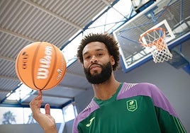 James Webb, posando en la pista auxiliar del Carpena.