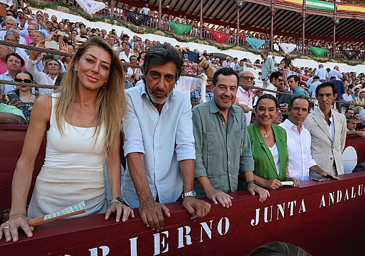 El presidente andaluz, Juanma Moreno, con varios invitados en el burladero de la Junta.