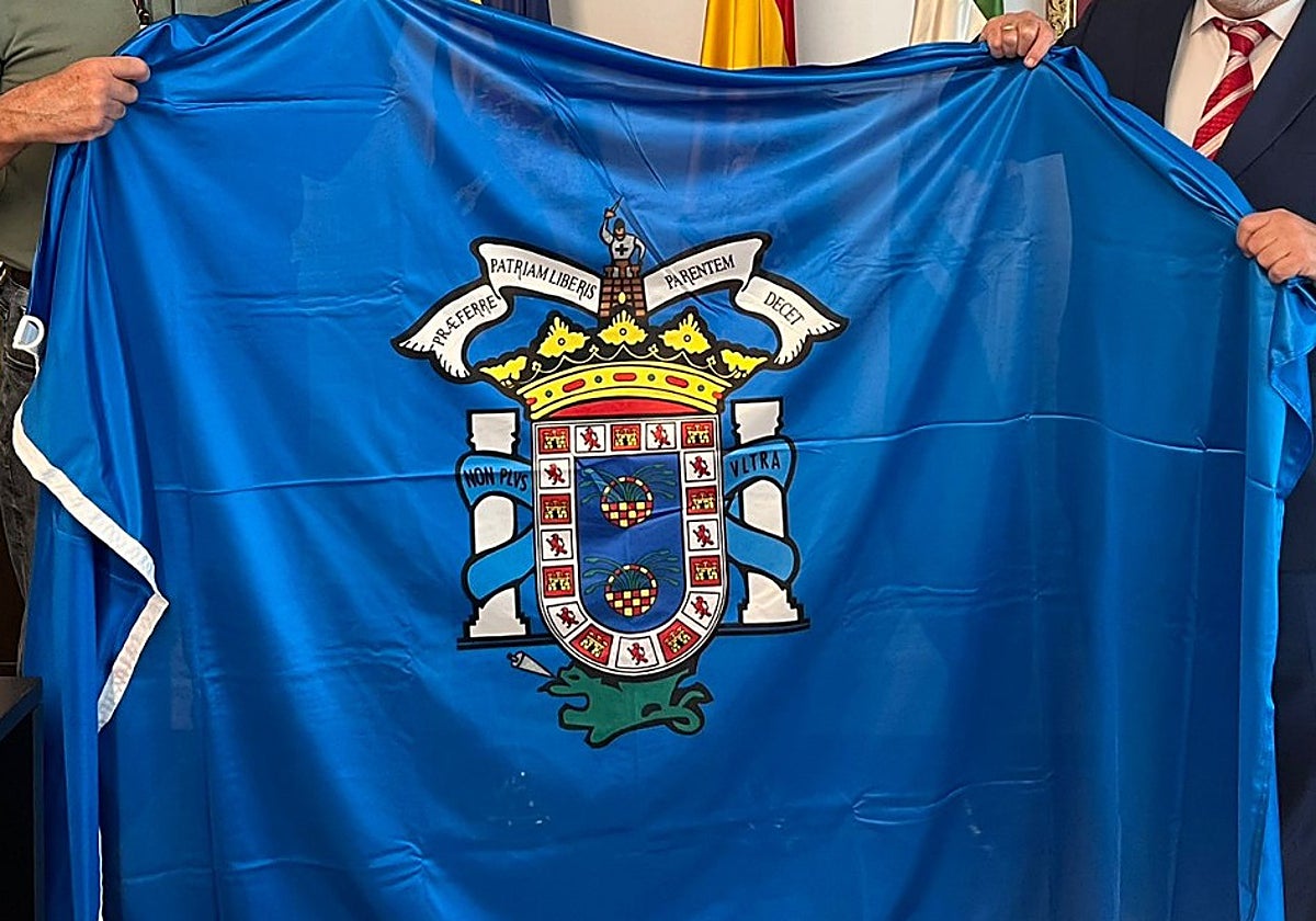 La bandera de Melilla entregada a Alhaurín de la Torre.