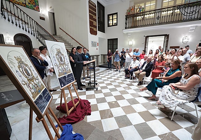 Momento de la intervención de Francisco Vallejo, tras mostrarse el cartel.