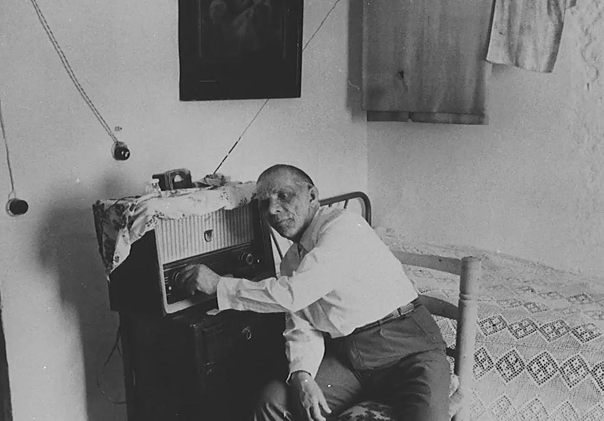 Manuel Cortés, con la radio que le acompañó treinta años escondido.