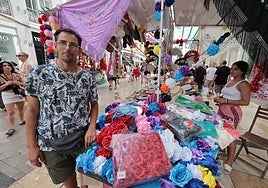 David Fernández, en su puesto de feria en calle Larios.