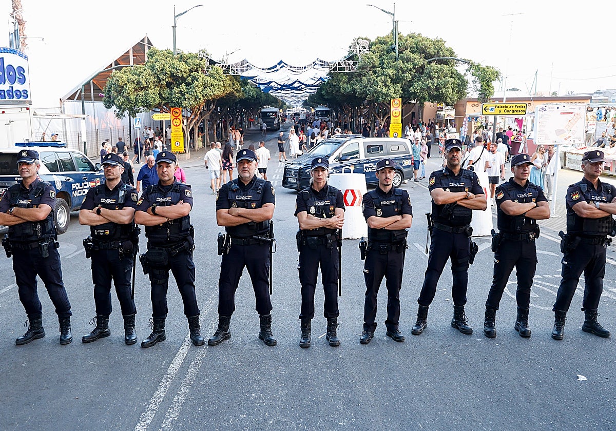 La Feria de Málaga más blindada: de patrulla con los centinelas del real