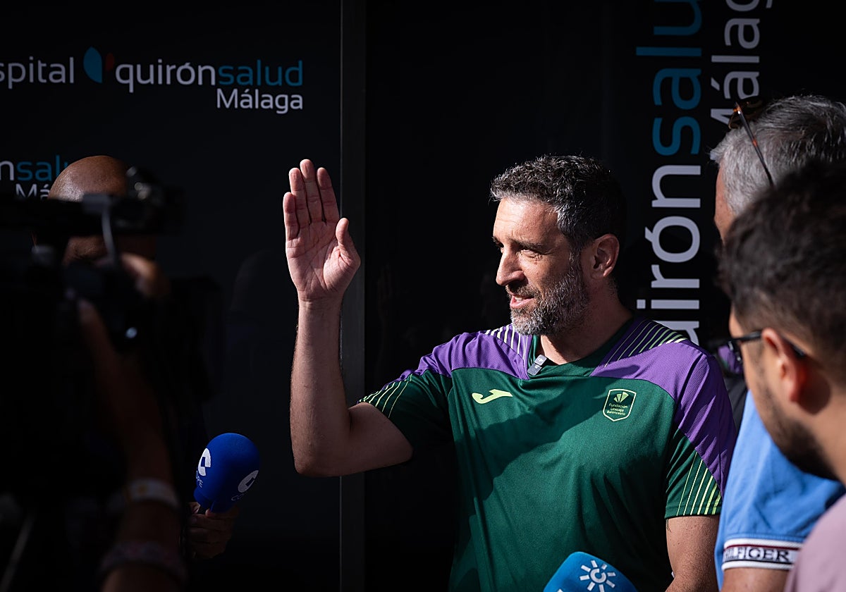 Ibon Navarro atiende a los medios en el Hospital Quirón.