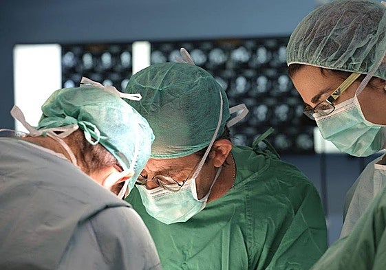 Médicos durante una operación.