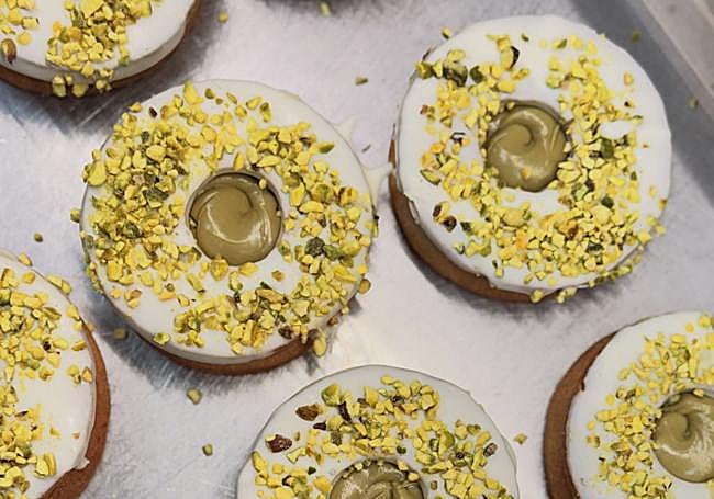 Alfajores rellenos de crema de pistacho de Bel's Coffee & Cakes.