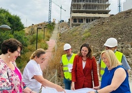La alcaldesa, Ana Mula, junto a las concejalas de Bienestar Social, Cristina Bornao, Urbanismo, Rocío Arriaga, y del barrio de Carvajal, María Hernández en una visita a la promoción.