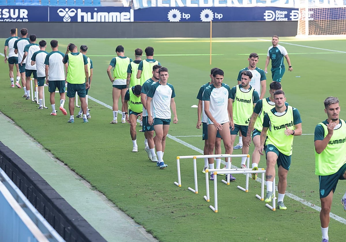 Los jugadores malaguistas, en unos ejercicios en La Rosaleda esta semana.