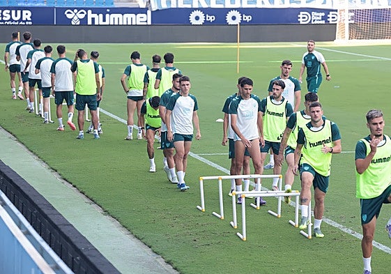 Los jugadores malaguistas, en unos ejercicios en La Rosaleda esta semana.