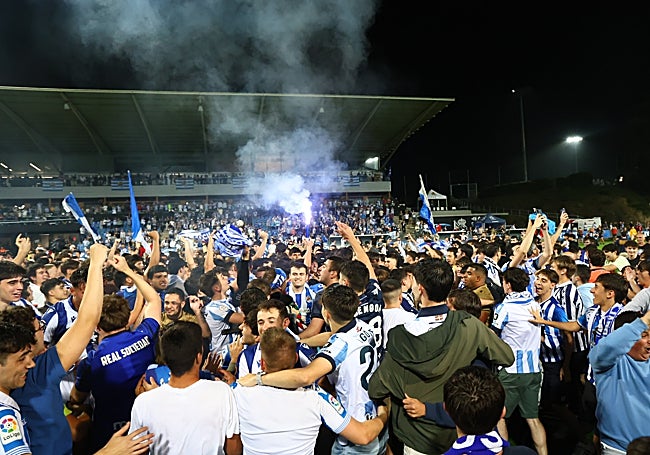 Los jugadores de la Real Sociedad B celebran su último ascenso a Segunda.