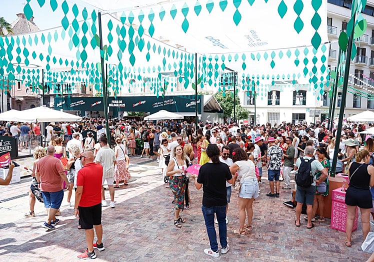 Aspecto del ambiente de feria en la plaza de la Constitución este sábado, al mediodía.