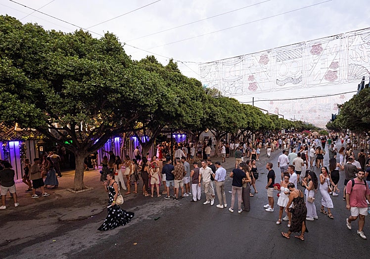 Colas para acceder a las casetas durante la feria.