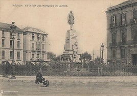 Manuel Domingo Larios, segundo marqués de Larios, junto a su casa (derecha) de la Alameda.