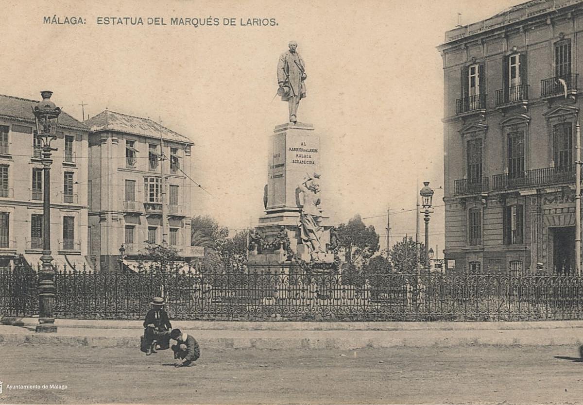 Manuel Domingo Larios, segundo marqués de Larios, junto a su casa (derecha) de la Alameda.
