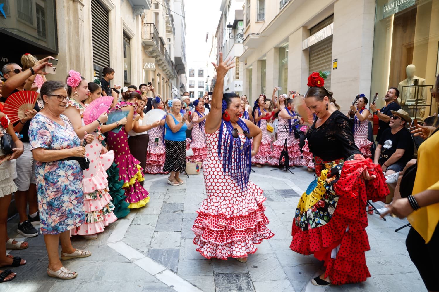 Ambiente de la última jornada de feria de Málaga en el Centro Histórico.