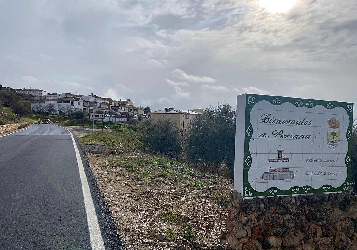Imagen del acceso a Periana, en la Alta Axarquía.