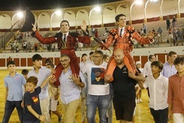 Emilio de Justo y Marco Pérez salieron a hombros ayer en la corrida Goyesca de Antequera .