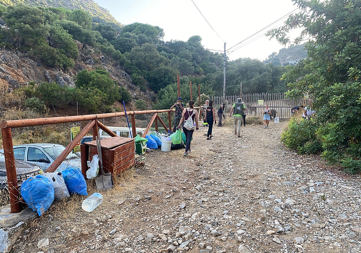 En primer plano, basura recogida por los voluntarios a la entrada de Eco Reserva Ojén en la tarde de ayer.