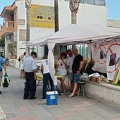 Miembros de la plataforma 'No a la gasolinera. Protegemos El Coto' en una campaña de recogida firmas.
