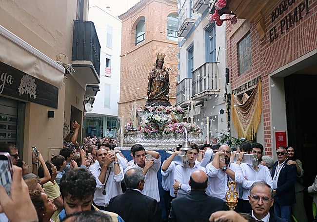 La Virgen de la Victoria, por la calle Granada, tras pasar por la bodega El Pimpi.