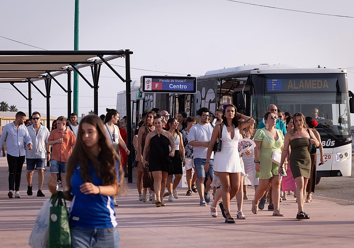 Usuarios del transporte público en una de las paradas.