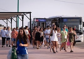 Usuarios del transporte público en una de las paradas.