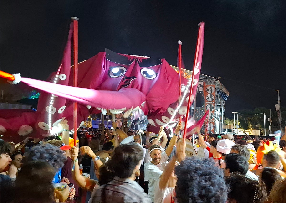 Imagen secundaria 1 - Canela Party: noche de guitarrazos y máscaras en Torremolinos