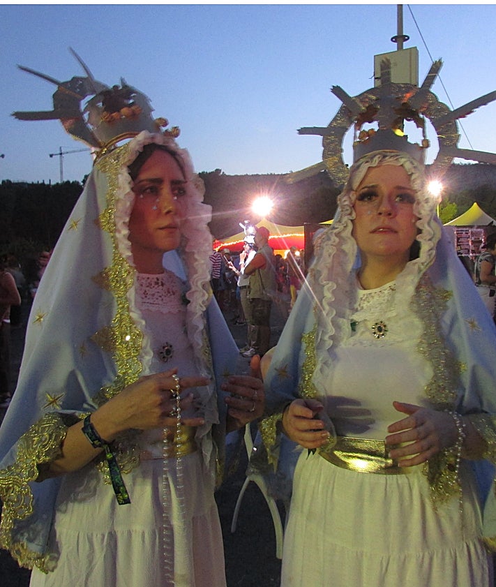 Imagen secundaria 2 - Canela Party: noche de guitarrazos y máscaras en Torremolinos