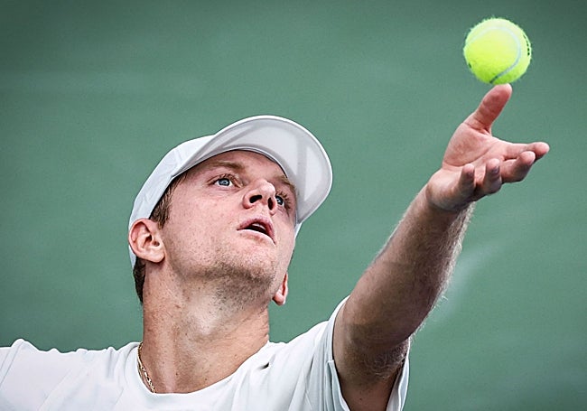 Un servicio de Davidovich en el duelo de este domingo.