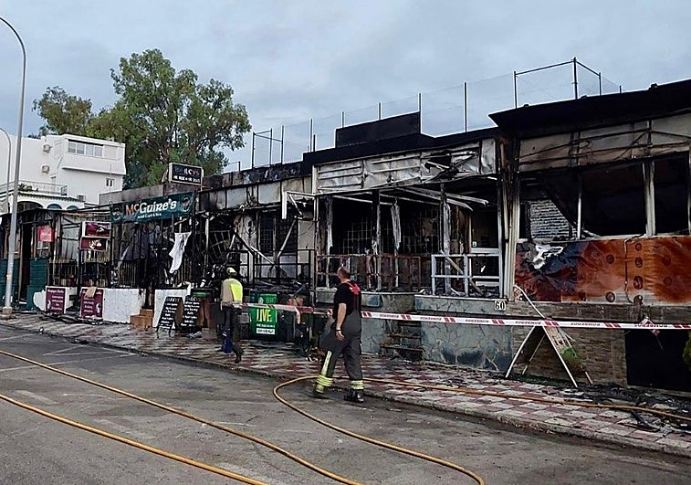 Imagen de los locales afectados por la llamas, este domingo.