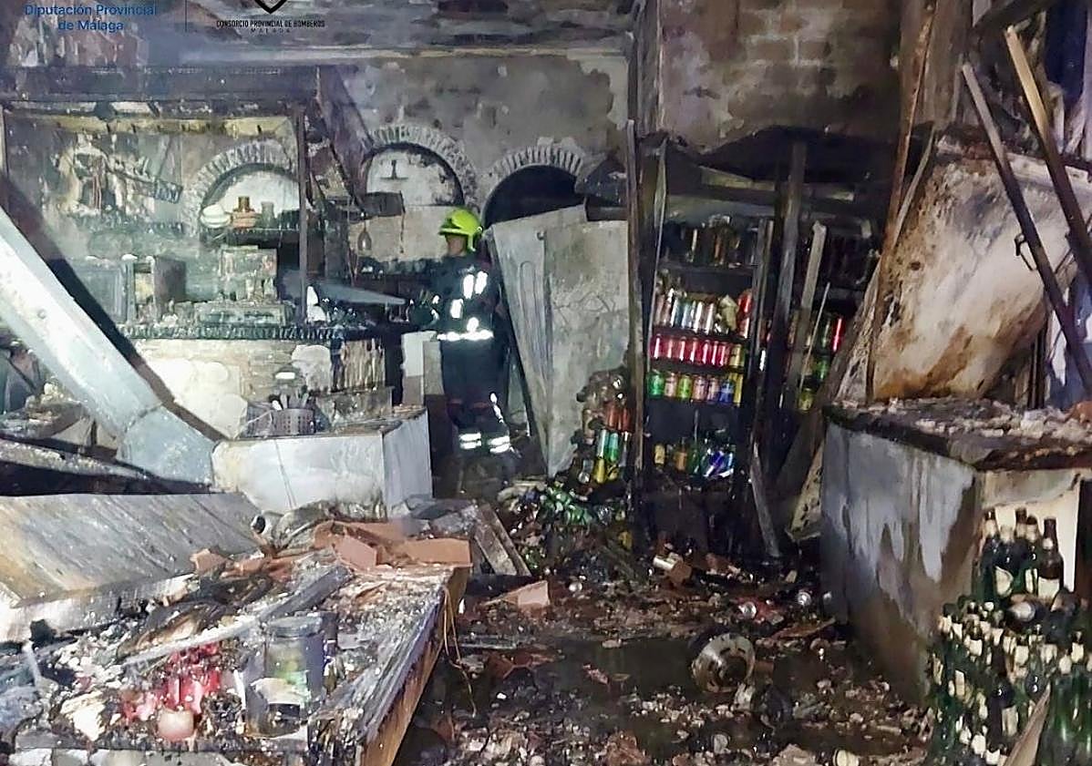 Imagen principal - Sobresalto en Torremolinos: arden siete pubs y un supermercado de madrugada