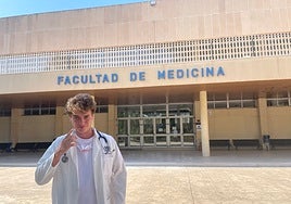 Jacobo Cabezas posando en la Facultad de Medicina.