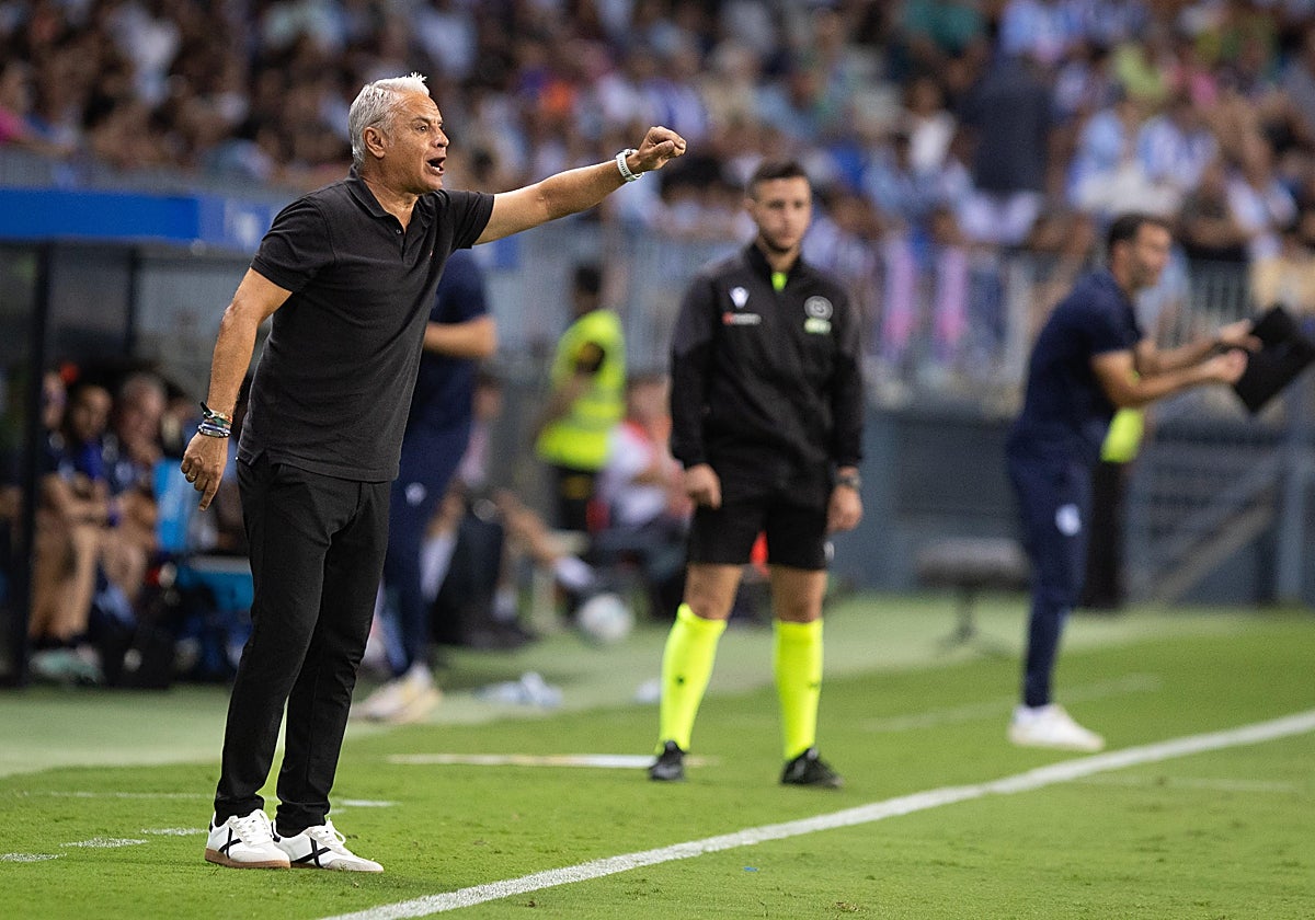 Pellicer da instrucciones a sus futbolistas durante el duelo ante la Real Sociedad B.