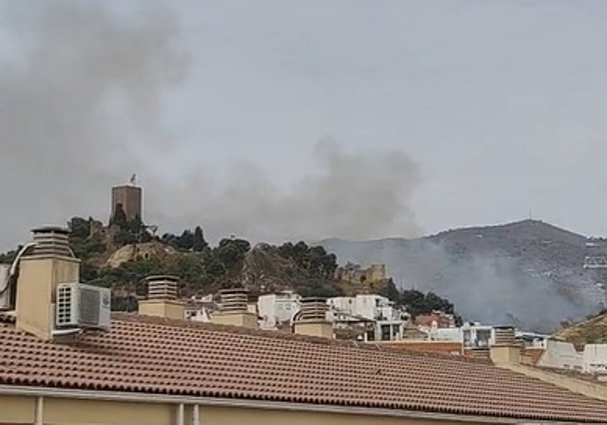 Imagen de la columna de humo junto a La Fortaleza de Vélez-Málaga.