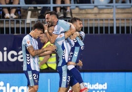 Lobete, Víctor García y Álex Pastor celebran con Rafa su gol decisivo.