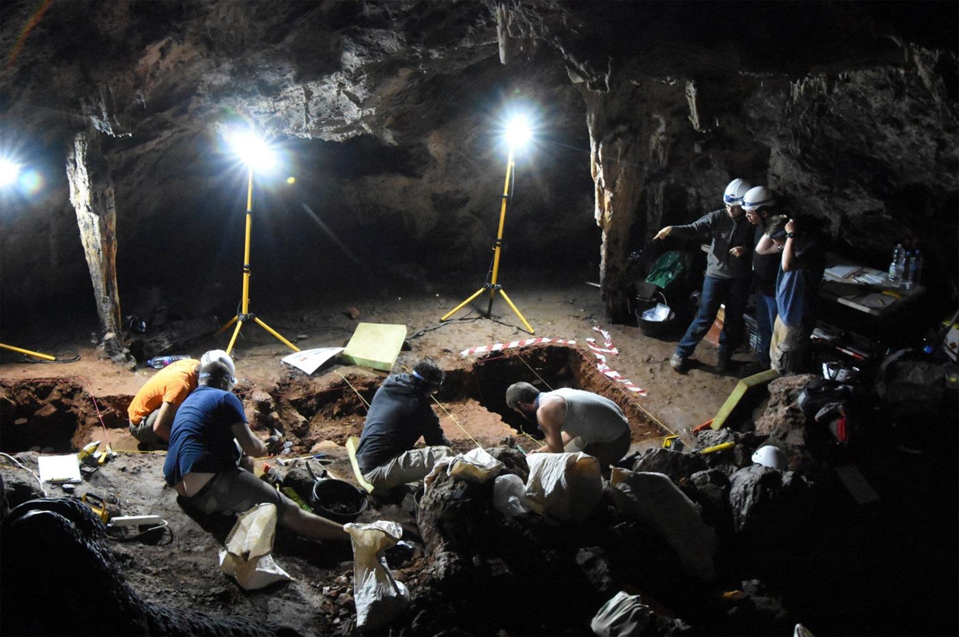 Sondeos arqueológicos realizados en la Sala de las Estrellas de la Cueva de Ardales.