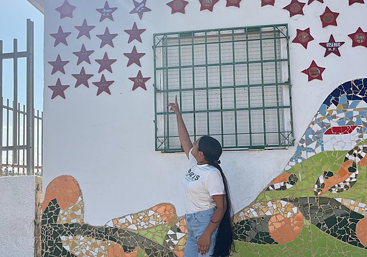 Libertad señala su estrella de la fachada del 'Mural de las estrellas'.