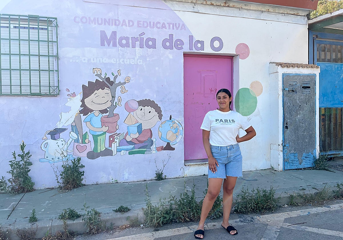 Libertad, en la puerta del colegio María de la O de Los Asperones.
