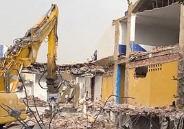Imagen del vídeo del estado del proceso de demolición que se está llevando a cabo en el estadio Antonio Lorenzo Cuevas de Marbella.