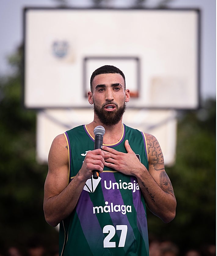 Imagen secundaria 2 - Chris Duarte conquista el corazón de la &#039;Marea Verde&#039; en su llegada a Málaga