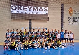 La plantilla del Trops, tras un partido de pretemporada frente al Algeciras.