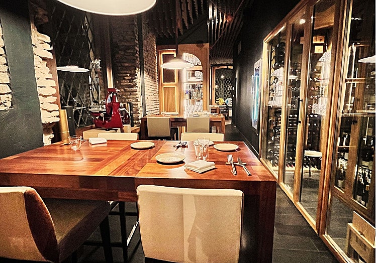 Una de las novedades es esta zona de mesas altas junto a la cava.