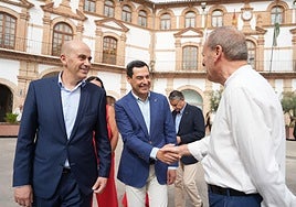 El presidente de la Junta de Andalucía, Juanma Moreno, junto al alcalde de Archidona, Manuel Almohalla, saluda a un vecino durante su visita al municipio.
