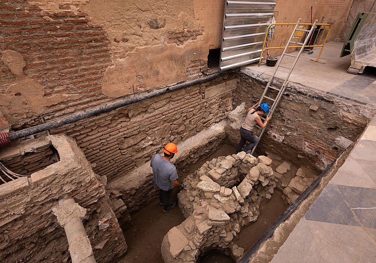 La cata de calle Císter, junto al Sagrario, es la que ha descubierto los pozos tardoantiguo y almohade.