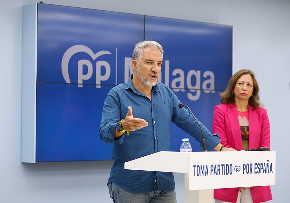 Elías Bendodo y Patricia Navarro, en la sede del PP de Málaga.