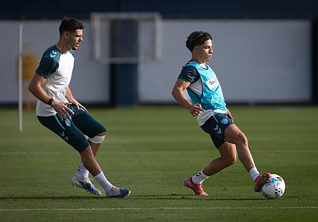 Haitam controla el balón presionado por Montero en su regreso al trabajo este miércoles.